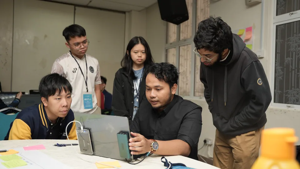 UM participants developing a prototype and preparing their idea together