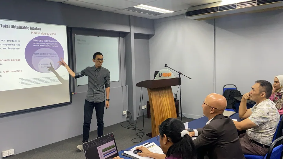 A USM participant presenting an idea while the facilitators listen