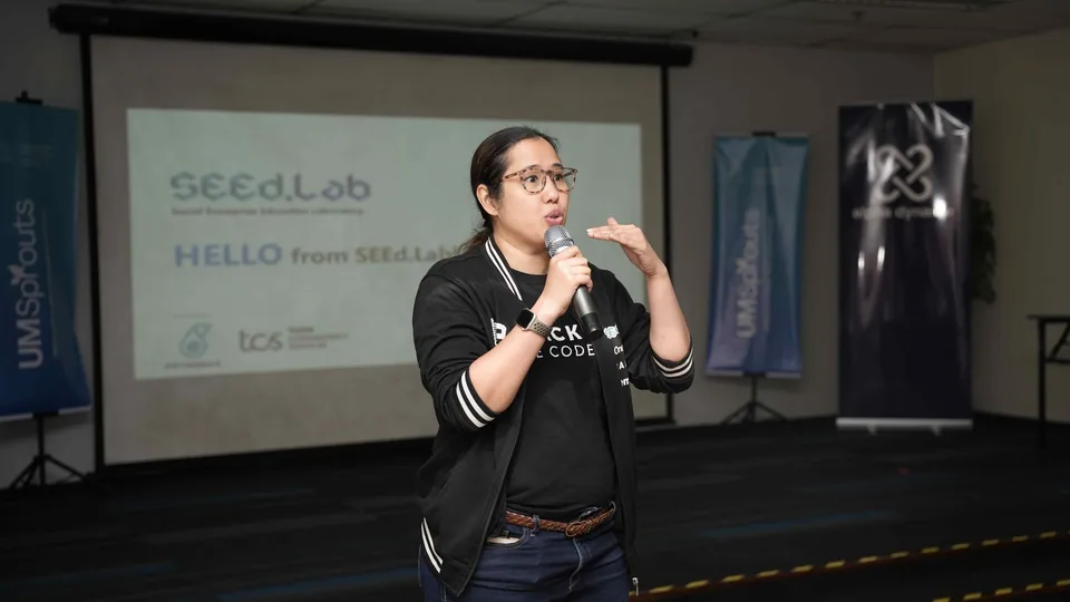 Peserta dan fasilitator menjalankan aktiviti program Alpha Dynamo
